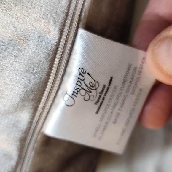 Throw pillows - Picture 4 of 10